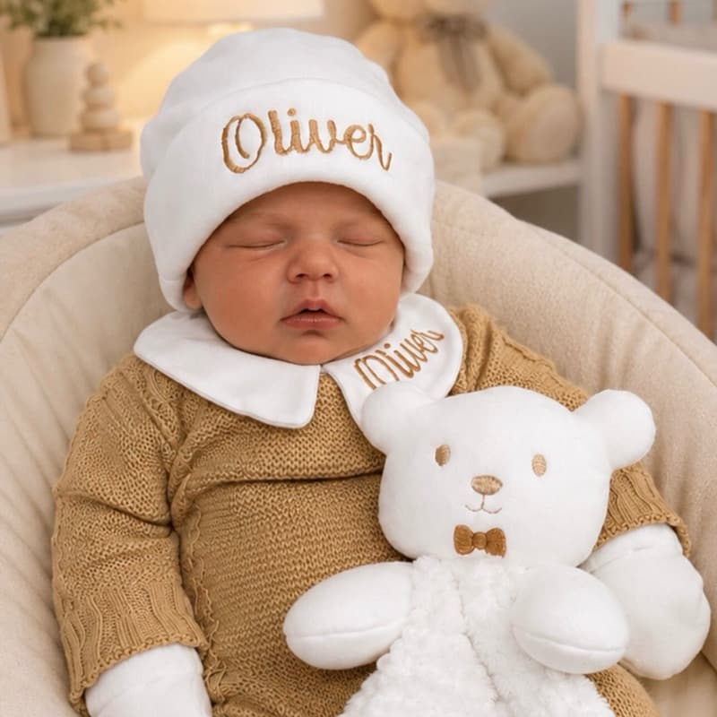 Touca bordada com par de luvinhas para bebê RN quentinha personalizada