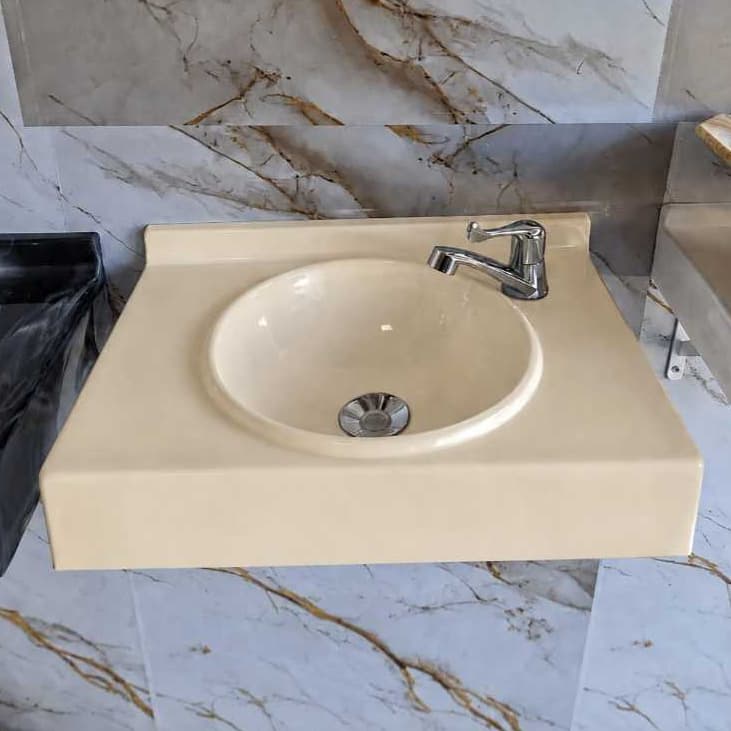 PIA EM MÁRMORE SINTÉTICO 30X45CM C/ CUBA EMBUTIDA / CREME / ACOMPANHA VÁLVULA DE BRINDE / SUSPENSO NA PAREDE / LAVABO