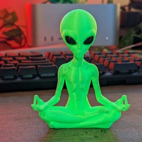 Estátua Decorativa Alien Zen Meditando - ET Neon Vibrante para Quarto, Sala e Escritório (10cm)