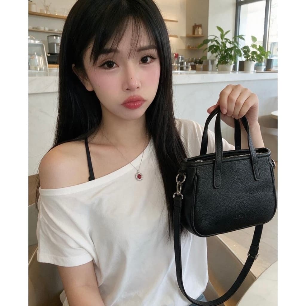 Bolsa feminina leve, elegante e moderna que pode ser usada a tiracolo.