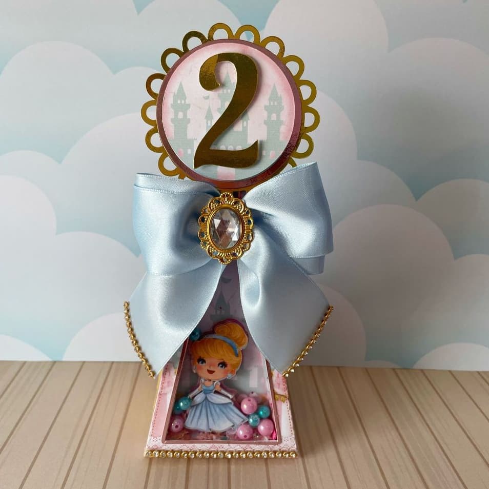 ✨ Caixa Pirâmide / Cone Vitrine Luxo - Princesas da Disney, Baby - Papelaria Personalizada - Lembrancinha de Festa