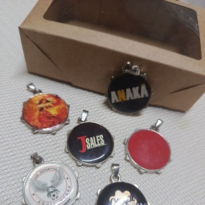 7 Pingentes Pandeiros Metal + Sua Logo + Personalização + Caixinha