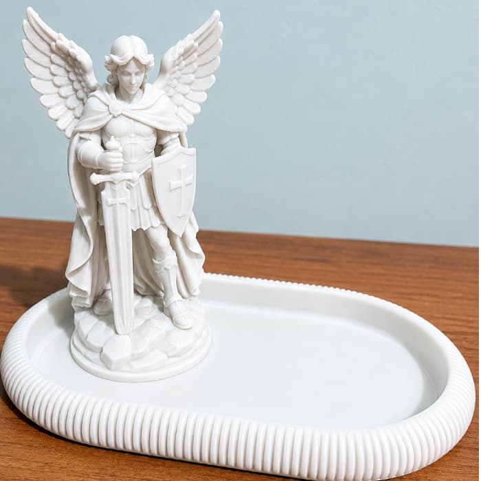 São Miguel Arcanjo em Impressão 3D com Bandeja Decorativa | Santo Católico para Decoração e Presente