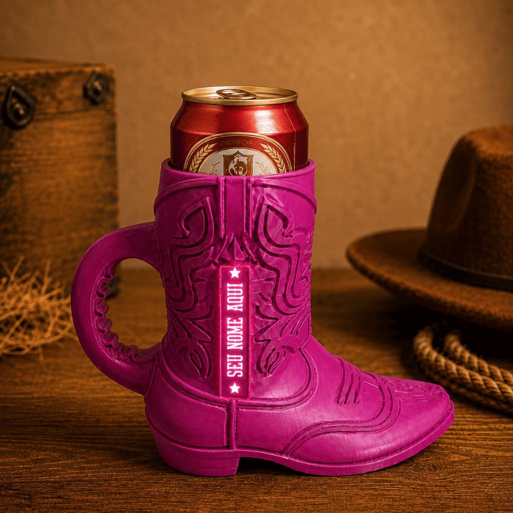 PORTA LATAS BOTA BOIADEIRA BARRETOS COM SEU NOME + CHAVEIRO CHAPEU – PORTA-LATAS 350 ml