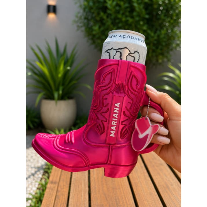 Porta-Latas Bota Country Barretos Boiadeira Nome Personalizado + Chaveiro Abridor – Monster, Latão e Copo Térmico