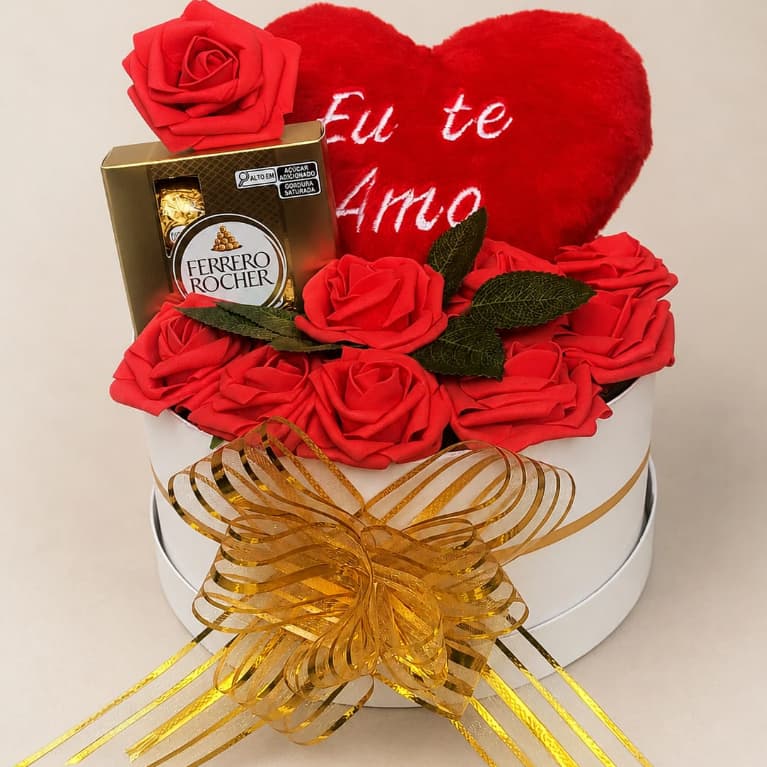 Buquê na caixa de rosas pelucia de coração EU TE AMO chocolate Ferrero Rocher namorados presente