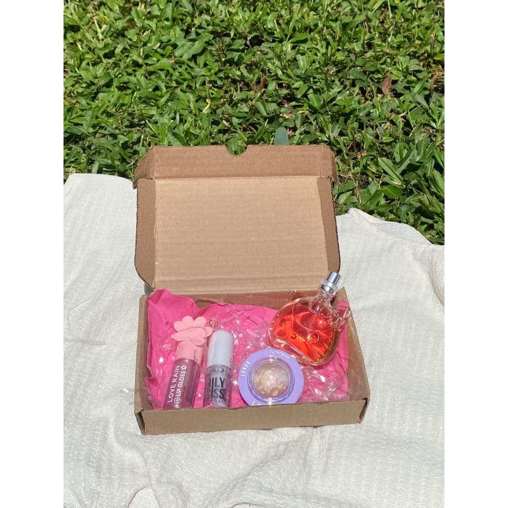 KIT GIRL PRESENTEÁVEL - 2 GLOSS + ILUMINADOR + PERFUME
