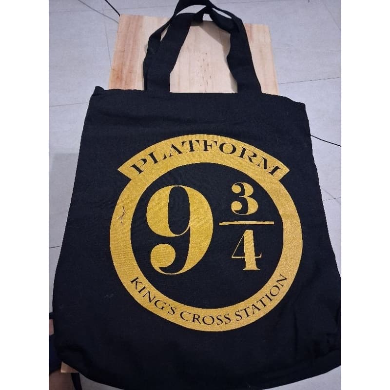 BOLSA EM SARJA HARRY POTTER COM FORRO, ZÍPER E BOLSO INTERNO - TOTE BAG HOGWARTS