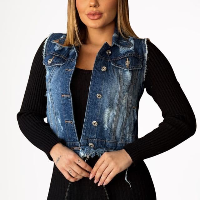 483 - Colete Jeans Feminino Destroyed Curto Com Barra Desfiada Carmen Jeans