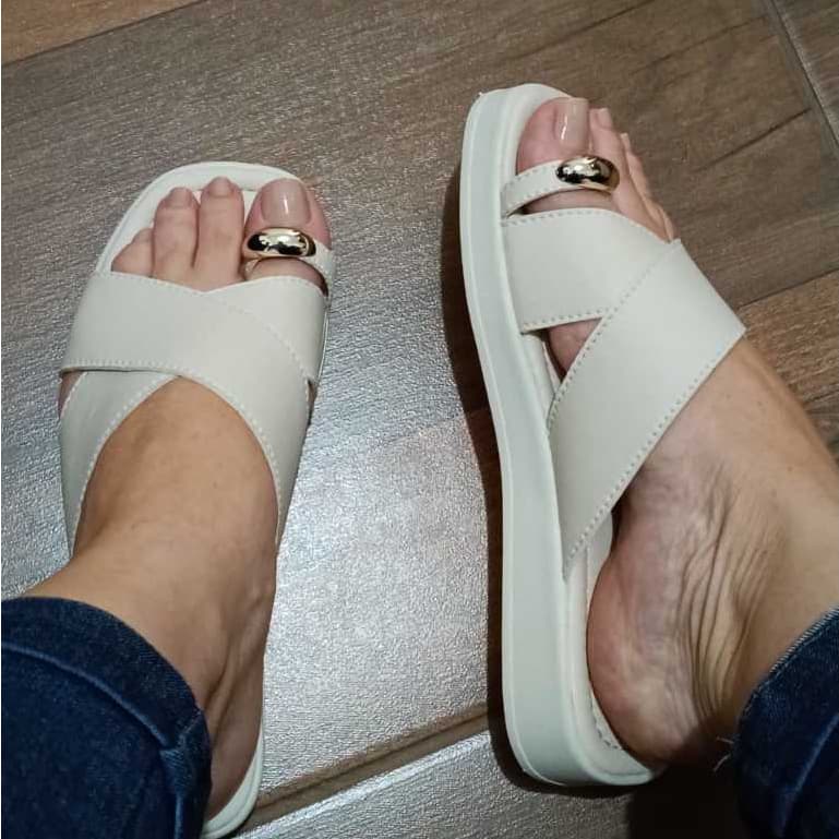 Sandália Feminina Chique com Acessório Metalizado Conforto Máximo Estilo Moda Tendência