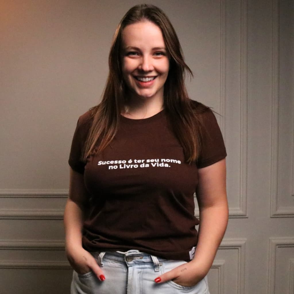 Camiseta Cristã Evangelística “Sucesso é Ter Seu Nome No Livro da Vida” – Estampa Frente Marrom