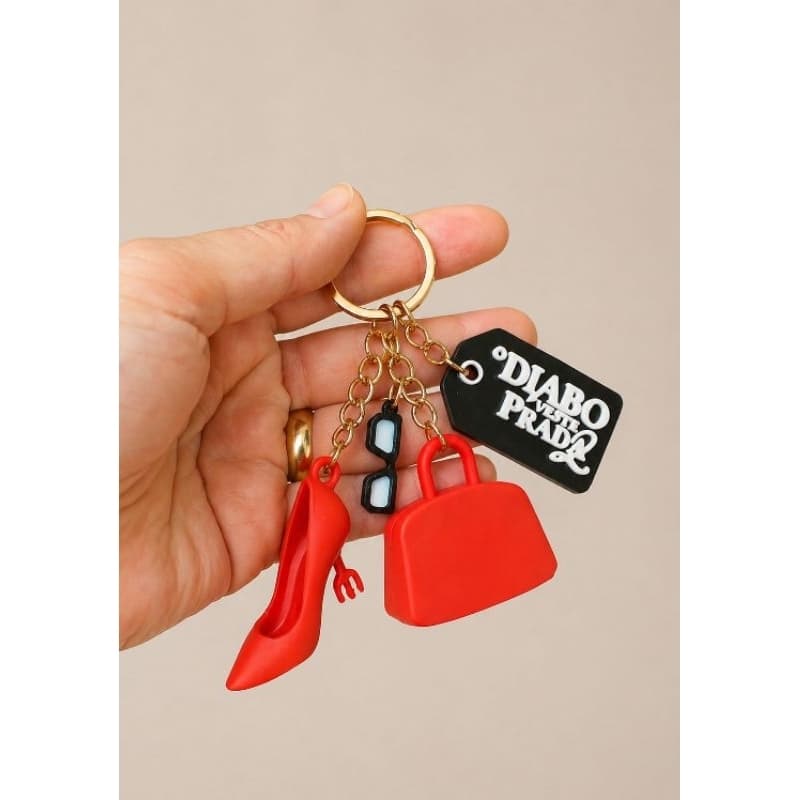 Chaveiro inspirado em lançamento de filme - Sapato de salto, bolsa, óculos e placa.