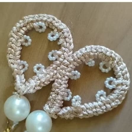 brinco de crochê boho  com pérolas tamanho médio