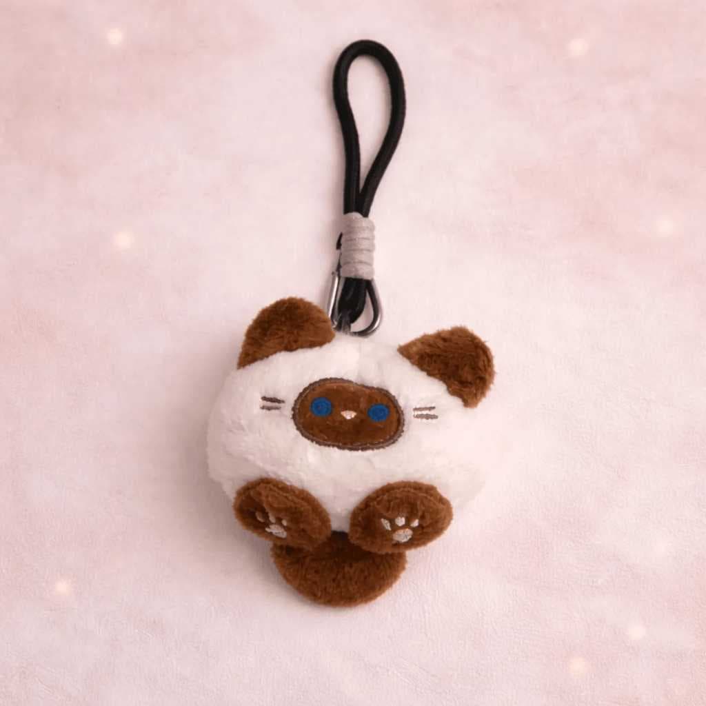 ✨ Chaveiro Gatinho Siamês de Pelúcia 🤎 Acessório Fofo Bolsa Mochila Kawaii