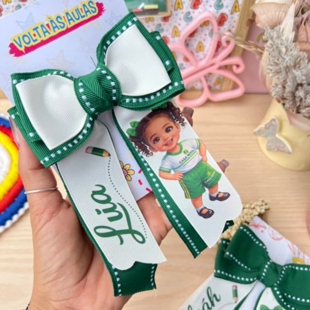 Laço Personalizado Infantil com Nome e Mascote da Criança | Laço Escolar Exclusivo | Laço Customizado Menina