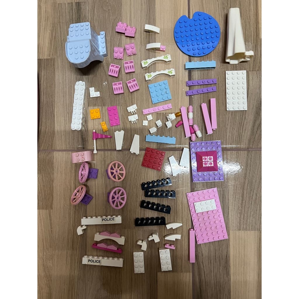 Lote 141 peças Lego + balde sendo: 53 peças Lego, 88 peças similar e 1 balde Lego original