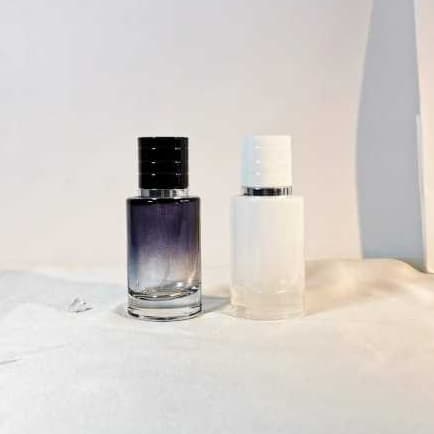 Kit vidro de perfume 25ml preto c/valvula spray 11cm (selvar) + um porta perfume recarregável