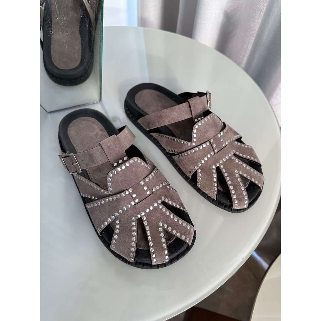 Papete Feminina Clog Mule Aplicações em Tachas de Metais Moderna e Versátil