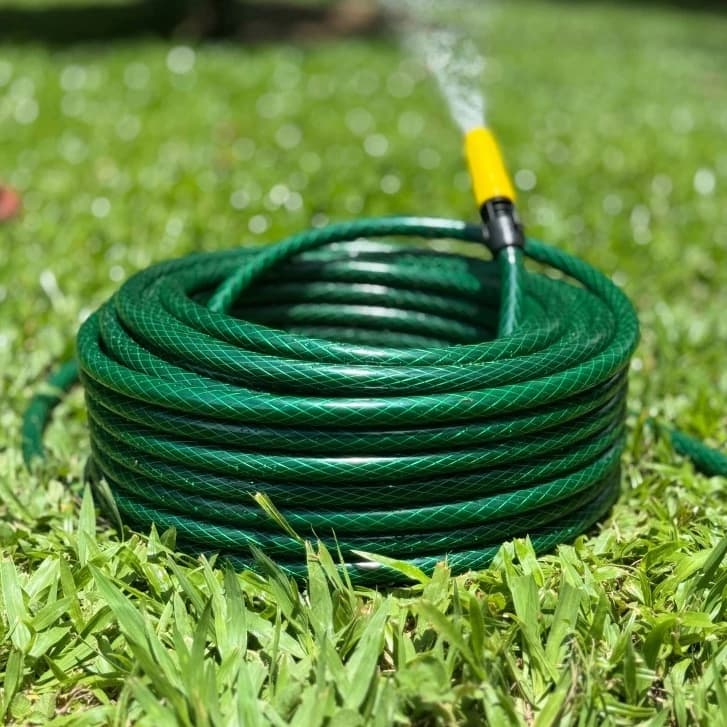 Mangueira De Jardim 30 Metros Trançada Flexível Verde + Esguicho Grátis Reforçada 145 PSI
