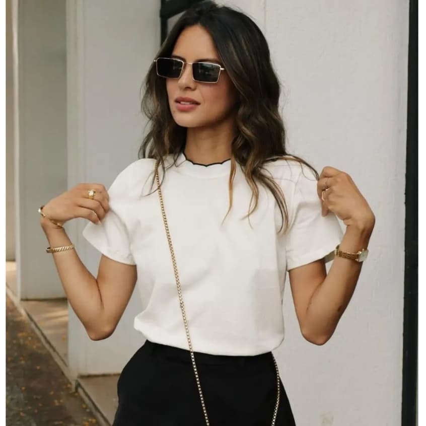 Blusa Tshirt Camiseta Baby look Gola Detalhe na Gola Basica Lisa
