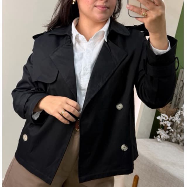 Jaqueta Trech Coat Forrada Preta com bolsos e botões Estilosa Moderna Quente para o dia a dia ou Passear