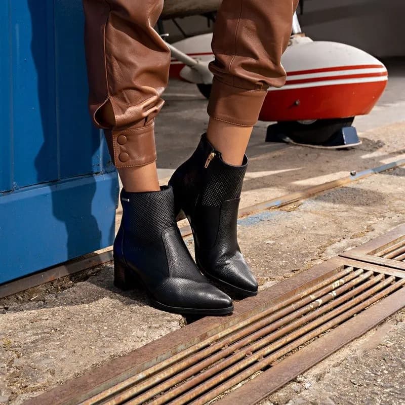Bota Pegada Em Couro Bico Fino Com Zíper 280502