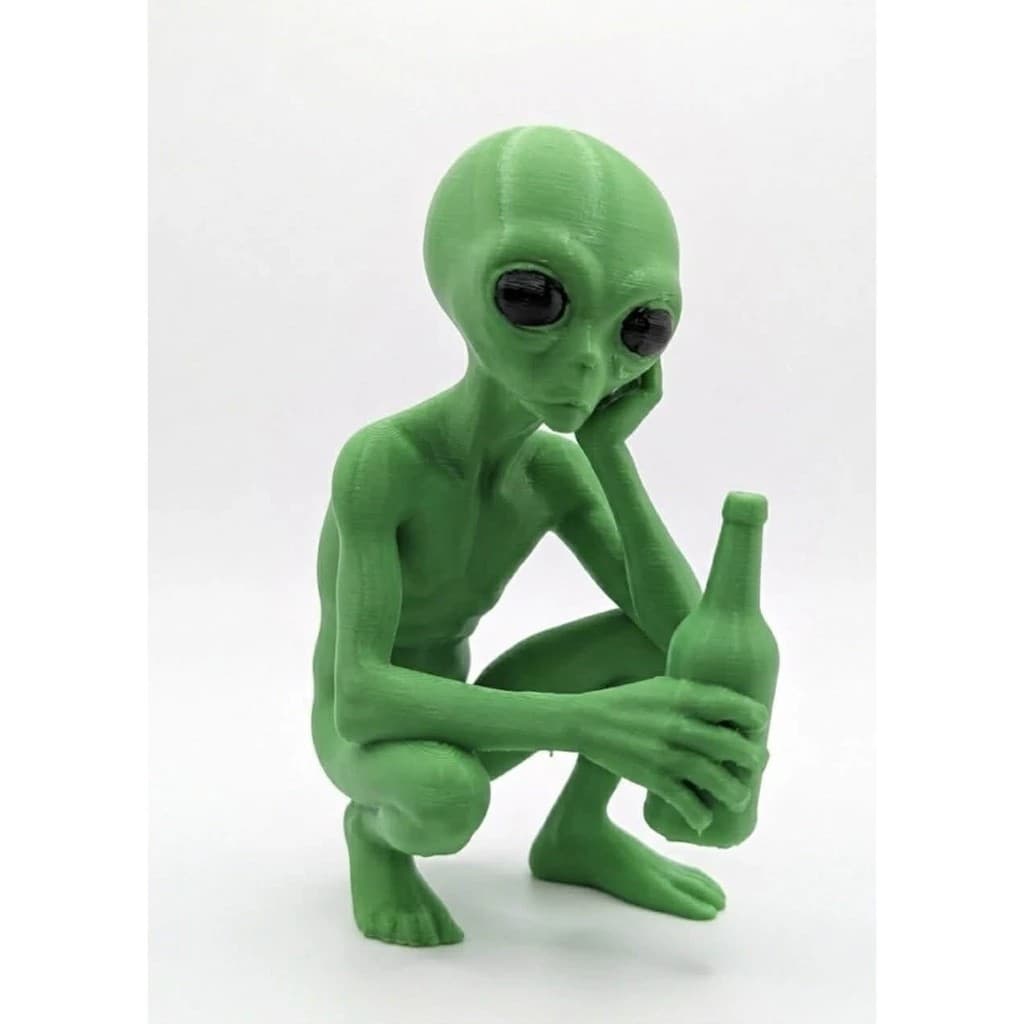 Alien Et Decorativo Extraterrestre Enfeite Criativo Para Mesa Verde com Garrafa Altura 9,7cm Modelo ET Tomando uma Mater