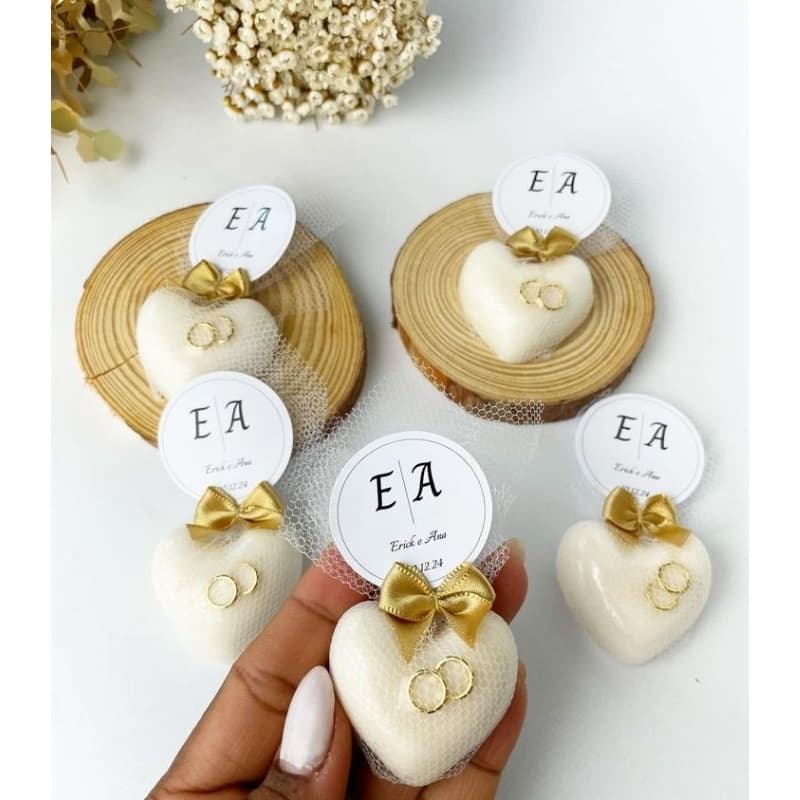 💍 Lembrancinha de Casamento Personalizada – Sabonete Artesanal Coração com Alianças 💍