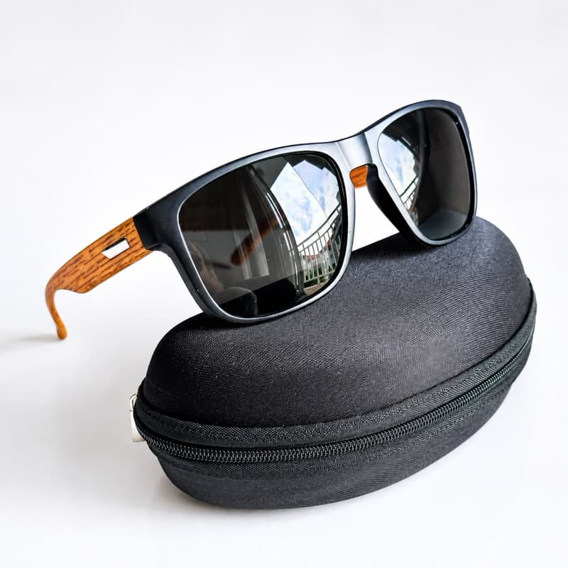 Óculos de Sol Masculino Feminino Estilo Madeira Retrô UV400 - Armação Preta Clássica e Hastes Imitando Madeira