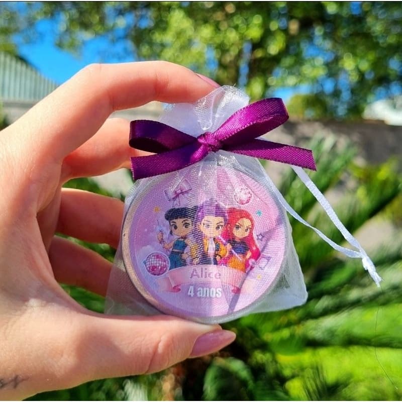 Vela Perfumada na Latinha - Lembrancinha Guerreiras do K-Pop - Kit com 10 unidades