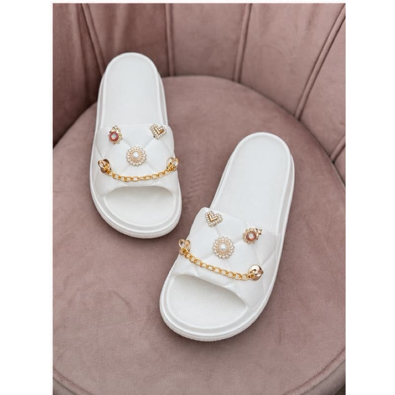 Chinelo Feminino nuve metalassê com bottons em Eva