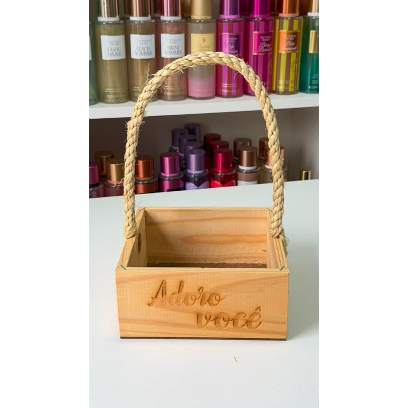 Cesta de Madeira Quadrada 20 cm com Alça de Sisal Reforçada com Arame Com Escrita Adoro Você