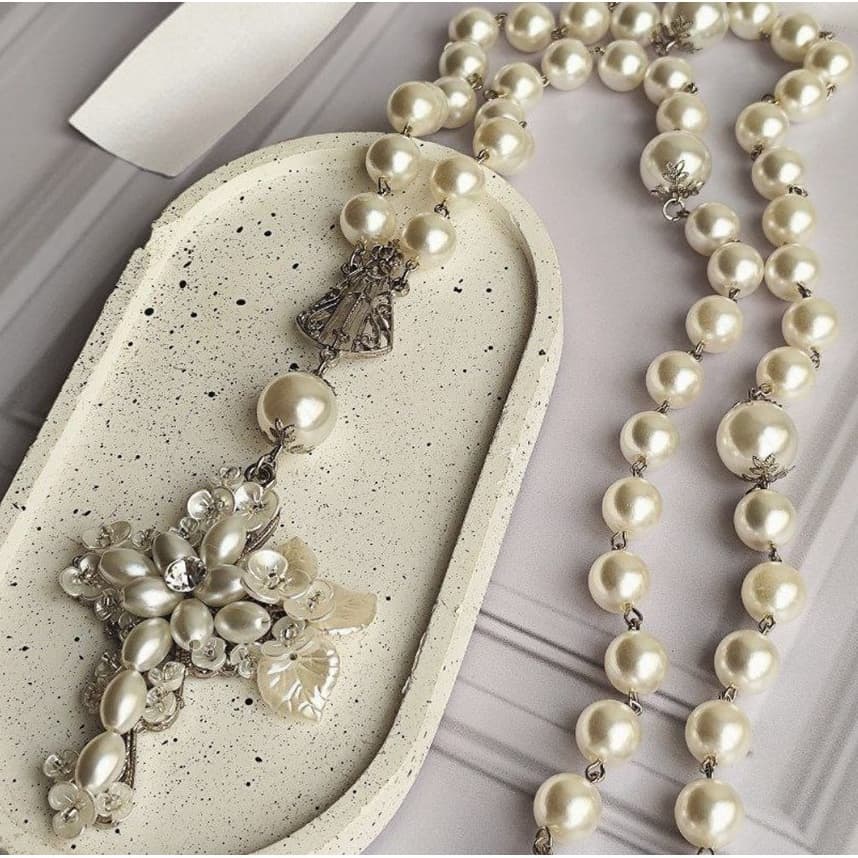 Terço Noiva de Pérolas com Nossa Senhora Aparecida Cruz Floral Buquê Casamento Igreja Cerimônia Acessório Religioso Luxo