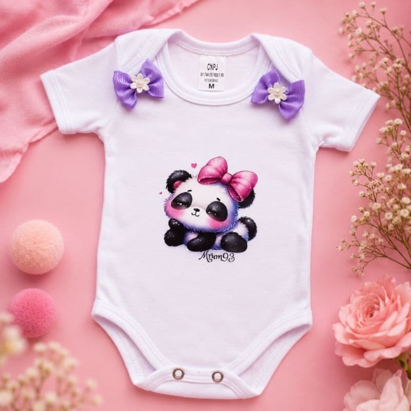 Body Bebê Menina Branco com Lacinho Lilás Panda Fofo Manga Curta Infantil