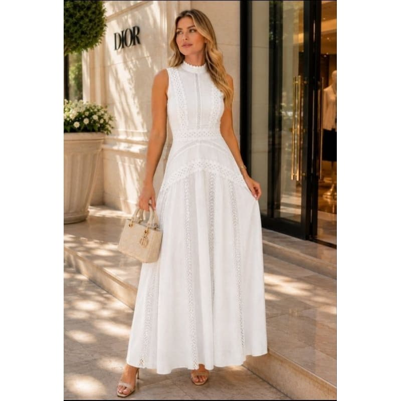 vestido longo branco sem mangas apresenta gola alta e delicados detalhes em renda guipure.