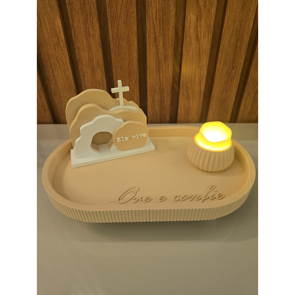 Kit Cristão Ele Vive Ore e Confie com Bandeja e Vela LED | Decoração Religiosa 3D