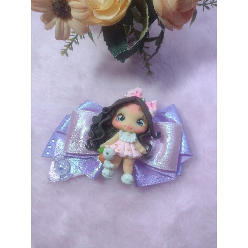 Laço páscoa com linda bonequinha em biscuit na cor rosa e lilás.