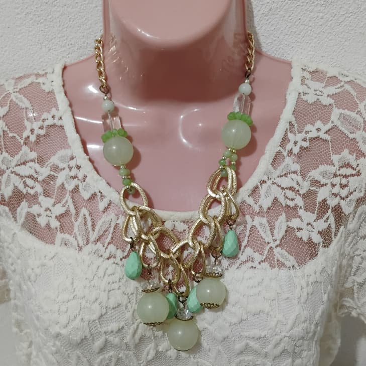 Colar dourado com miçangas verdes