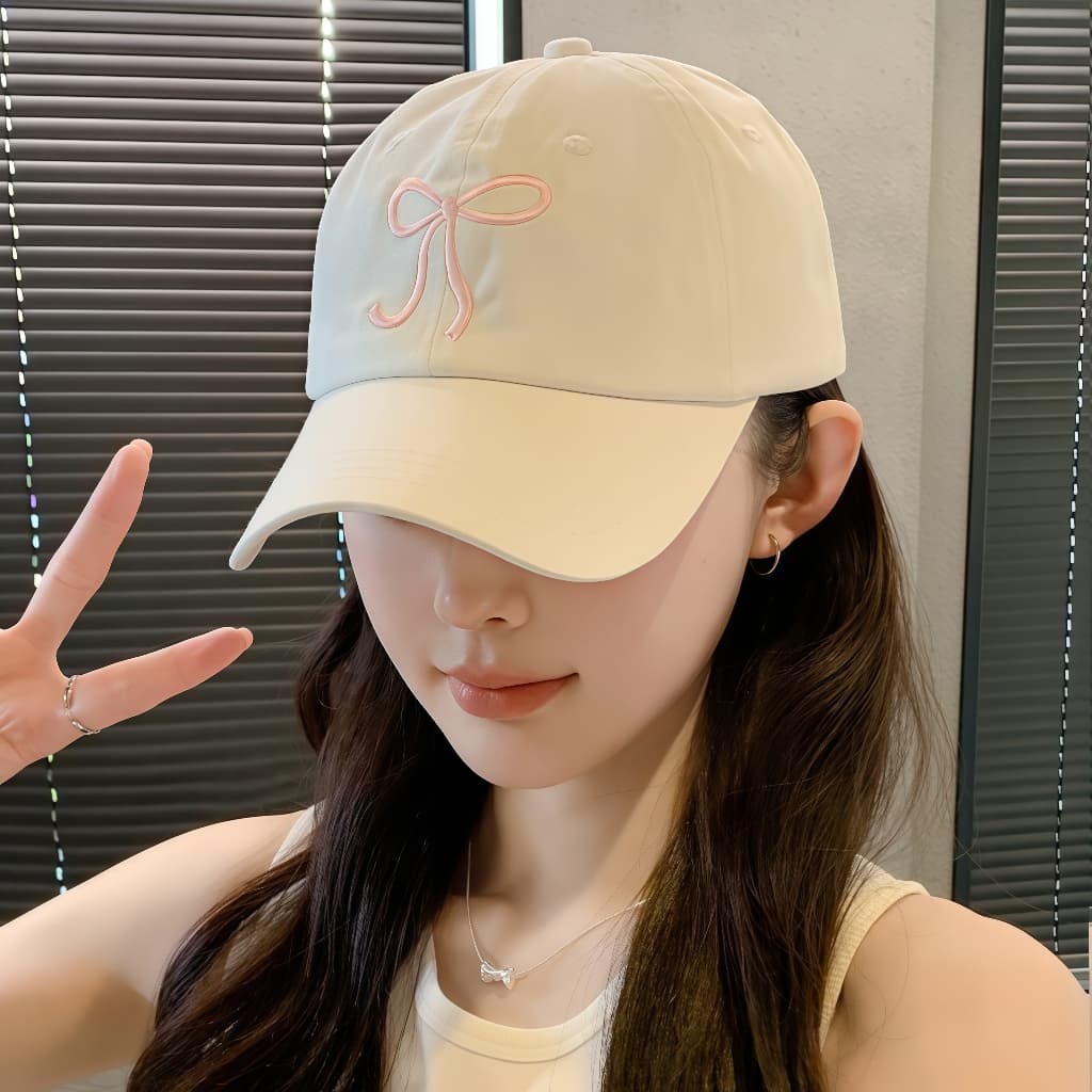 Boné Aba Curva com Laço Bordado, Boné Feminino Estilo Kawaii, Proteção Solar, Ajustável, Perfeito para Looks de Verão
