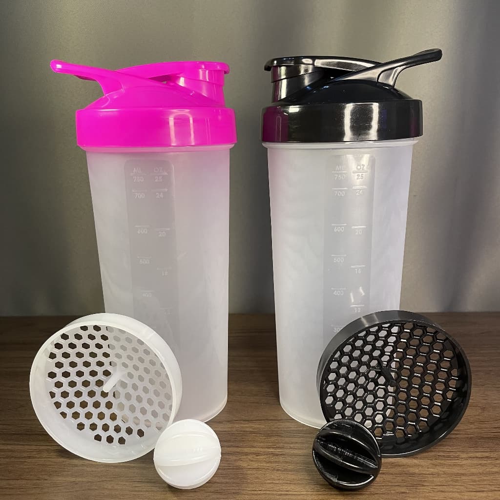 kit 2 Coqueteleiras Garrafinha Fitness 750ml Transparente com Peneira e Esfera Misturadora