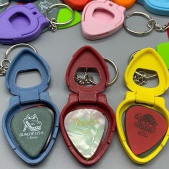 🎸 Porta Palheta de Guitarra - Chaveiro Organizador 🎸 
Proteja suas palhetas e tenha sempre à mão com muito estilo!