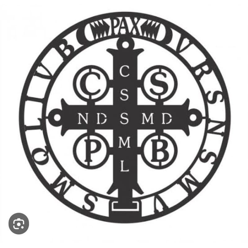 simbolo decorativo religioso medalha de São Bento com suporte a cruz sagrada de MDF