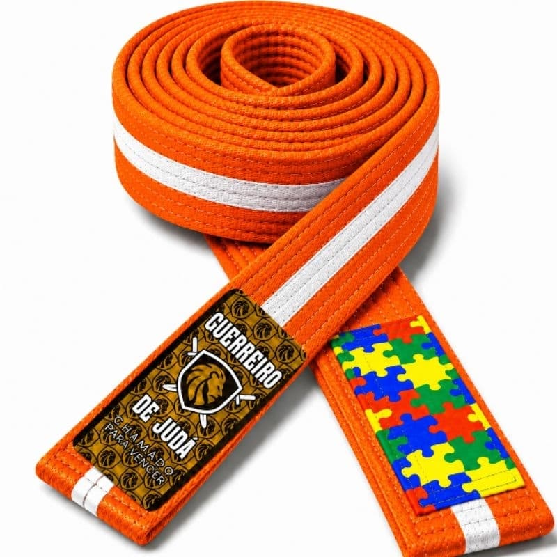 Faixa laranja de jiu-jitsu com viés branco e tarja auti