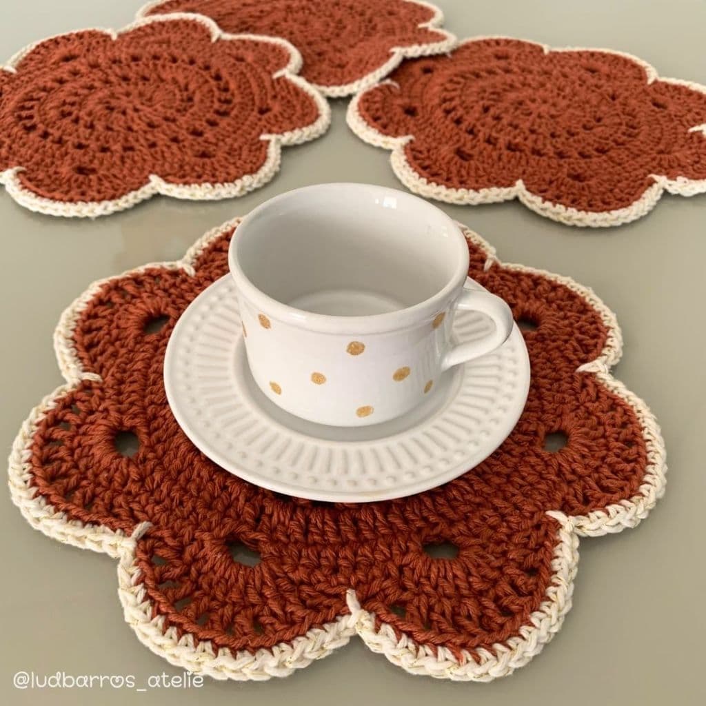 Jogo Americano em crochê 25,5cm p/ pires 4 peças Sousplat para chá café lanche americano em crochê / descanso de panela