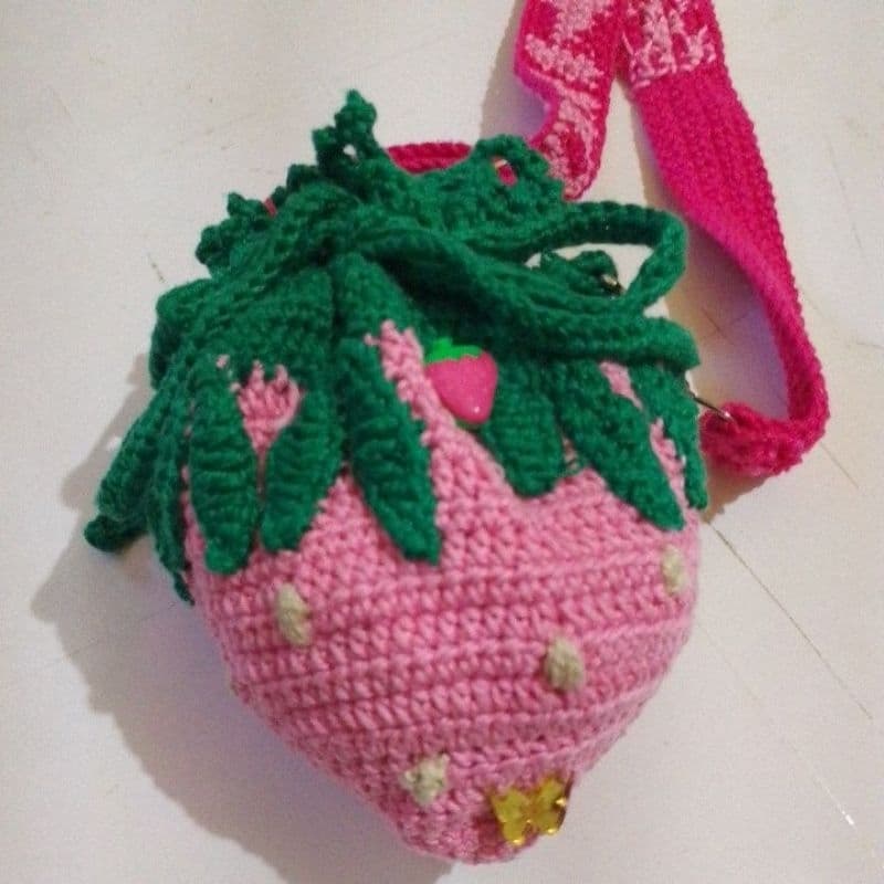 Bolsa Infantil de Crochê Moranguinho Artesanal Transversal Feita à Mão