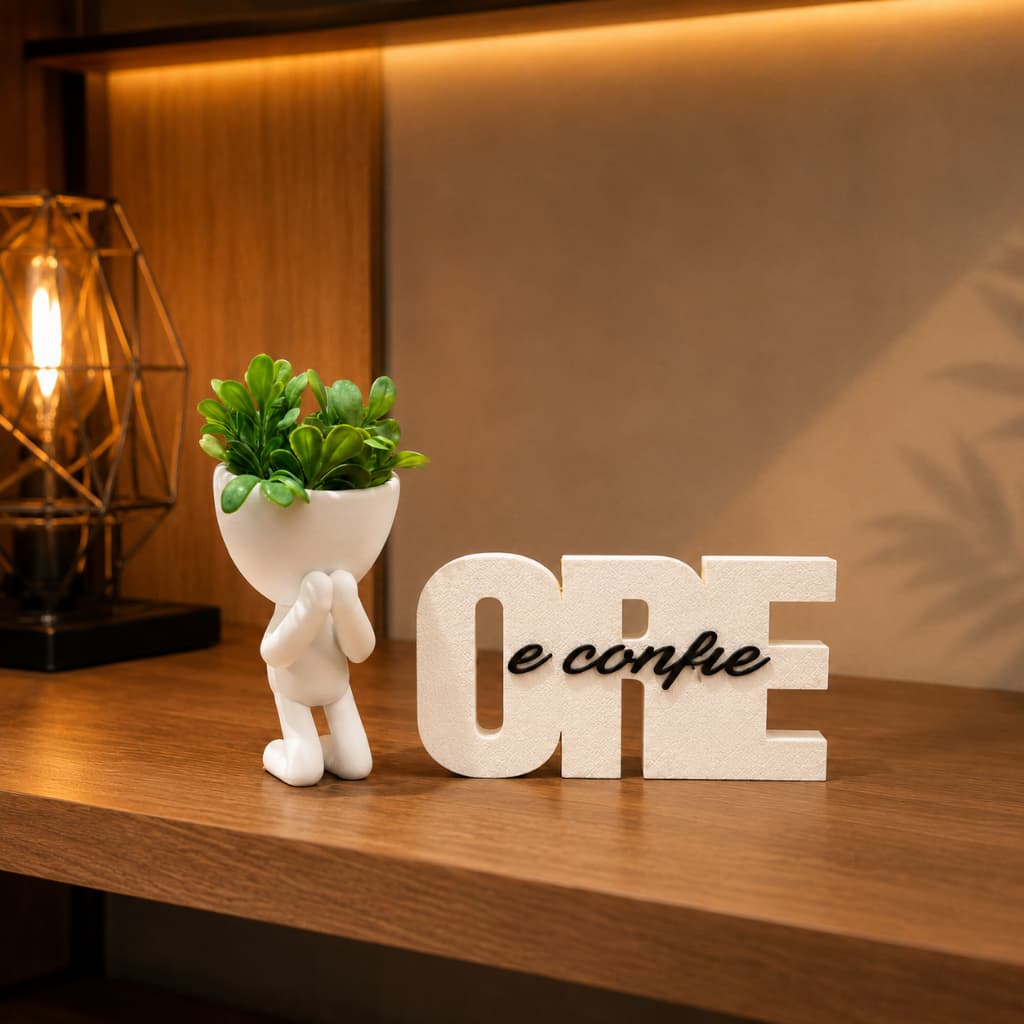 Kit Decorativo Ore e Confie com Boneco Vaso Planta Artificial Decoração Sala Quarto Escritório Presente Fé Cristã