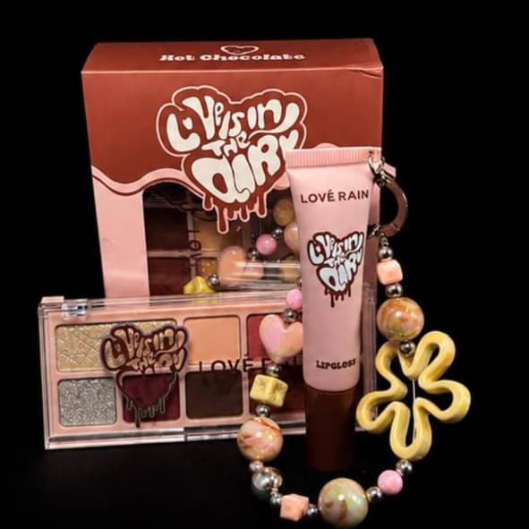Kit Maquiagem Blush Diary Lové Rain – Paleta de Sombras + Lip Gloss + Chaveiro | Presente Feminino