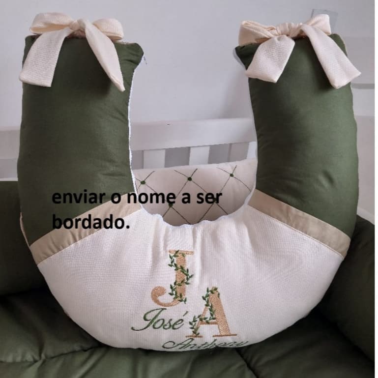 ALMOFADA PARA AMAMENTAÇÃO PERSONALIZADA COM NOME DO BEBÊ VERDE MILITAR COM FUNDO PALHA