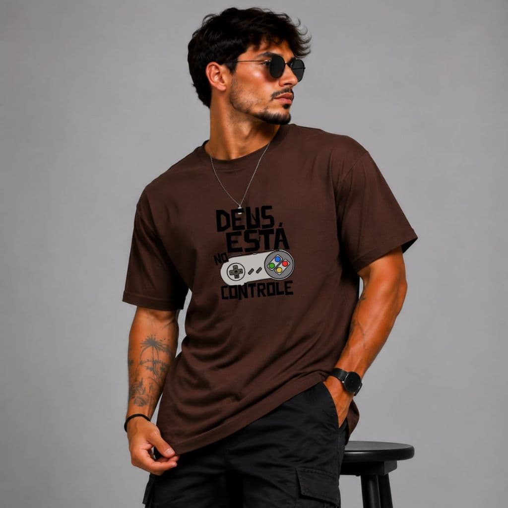 Camiseta Masculina com estampa de Deus no controle 100% algodão