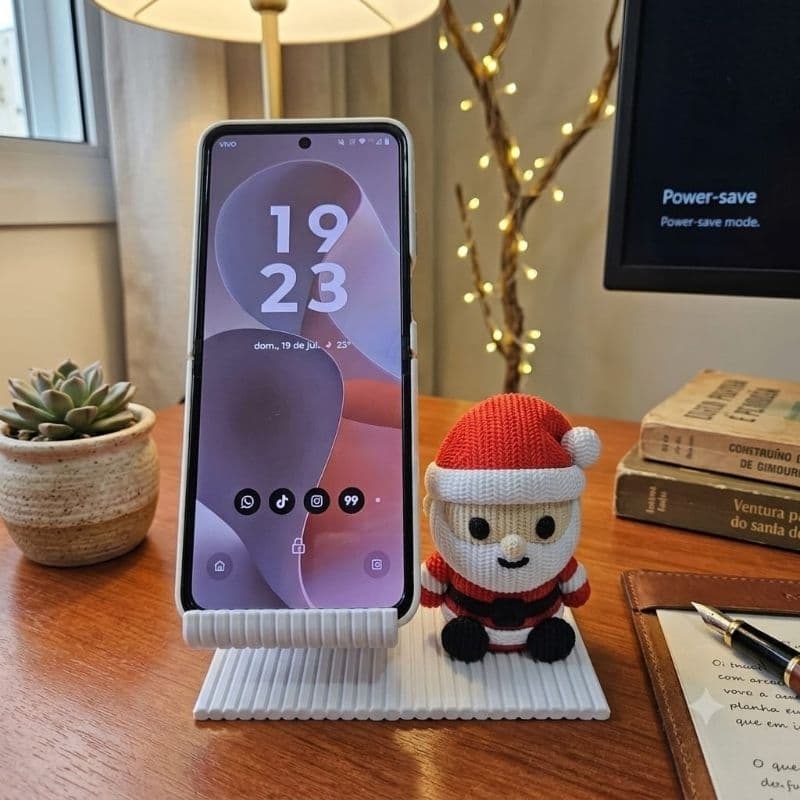 🎅 Porta Celular Natalino com Papai Noel – Suporte Decorativo para Mesa